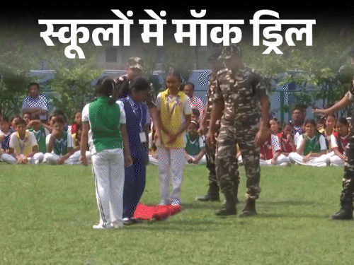 mock drill in delhi schools Check Images Viral on Social Media | दिल्ली के स्कूलों में मॉक ड्रिल: कहीं टेबल के नीचे छिपे, कहीं एक-दूसरे को कंधों पर उठाते दिखे स्कूली बच्चे; 10 तस्‍वीरों में देखें