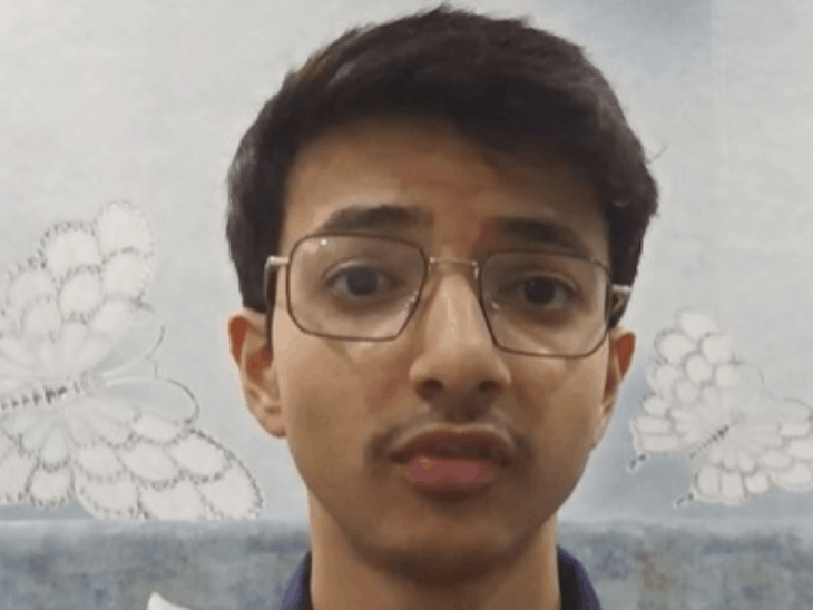 I kept a distance from social media and studied from YouTube CBSE 10th Topper Ayaan Scores 500 out of 500 | सोशल मीडिया से दूरी बनाई, यूट्यूब से पढ़ाई की: भोपाल के अयन ने CBSE 10वीं में स्‍कोर किए 500/500; बताए तैयारी के सीक्रेट्स